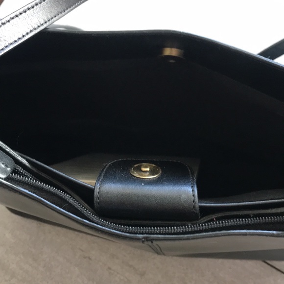 Apostrophe Genuine Leather Black Tote Handbag Purse with Zippered Pocket - Picture 4 of 11